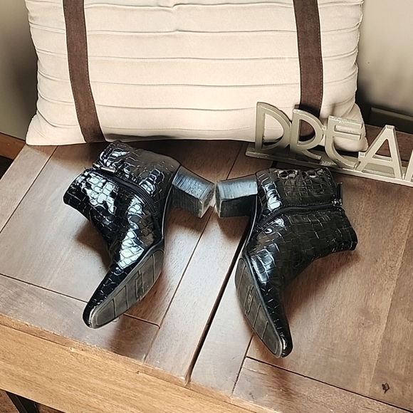 Bandolino croc embossed ankle boots - Picture 2 of 4